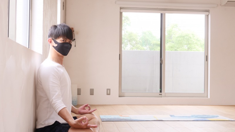 SATORUマスク着用でヨガ