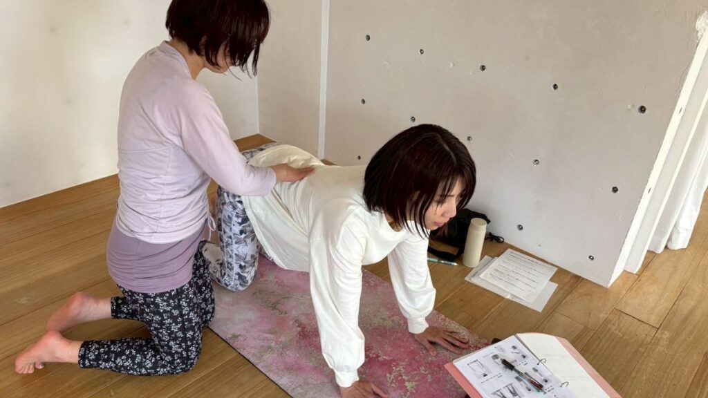 身体に触りながら練習する受講生